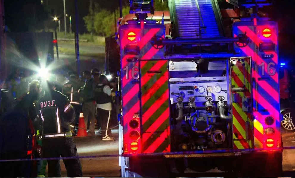 Un auto atropelló a cuatro bomberos y uno falleció mientras combatían un incendio
