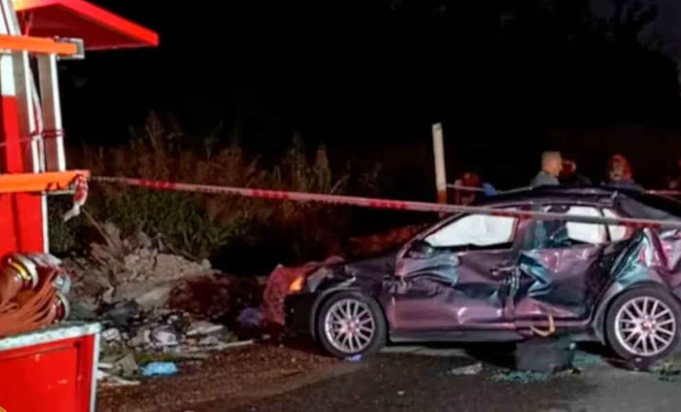 Un auto atropelló a cuatro bomberos y uno falleció mientras combatían un incendio