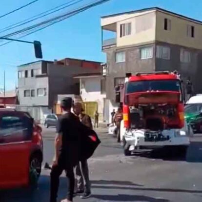 Unidad de Bomberos colisionan con vehículo particular