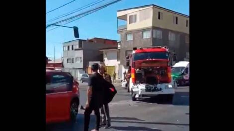 Unidad de Bomberos colisionan con vehículo particular
