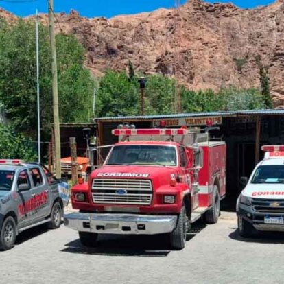 Bomberos de Comodoro donaron una autobomba a sus pares de Florentino Ameghino