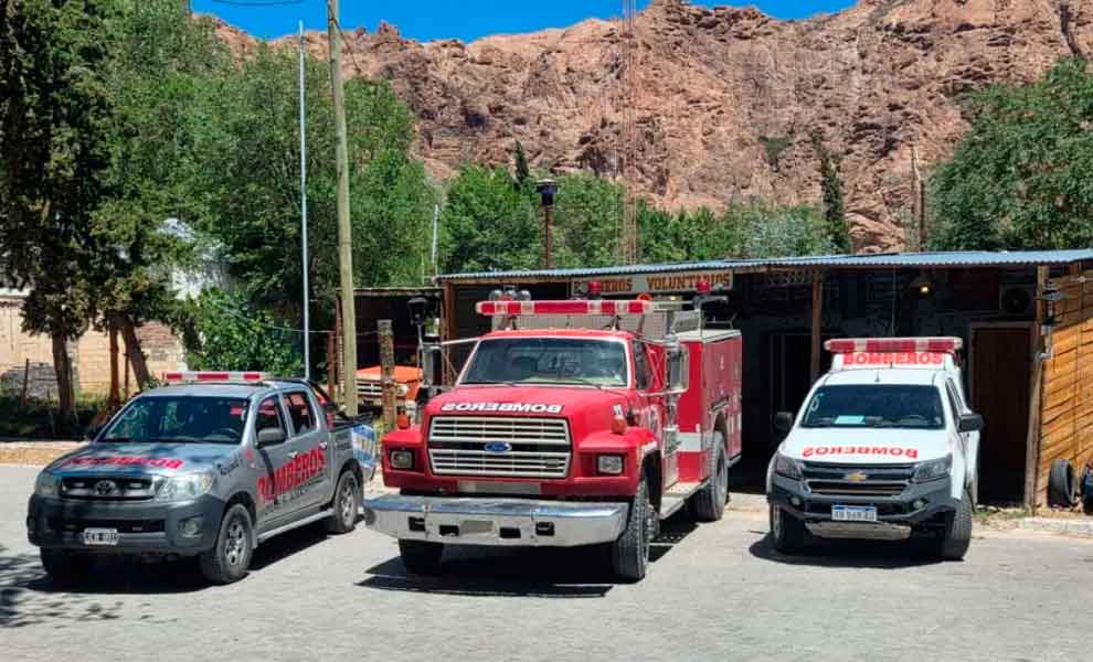 Bomberos de Comodoro donaron una autobomba a sus pares de Florentino Ameghino