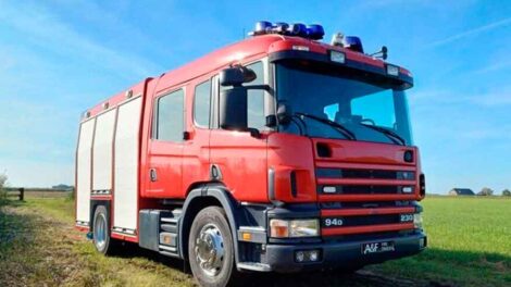 Roberts recibió con emoción dos nuevos móviles de los Bomberos Voluntarios