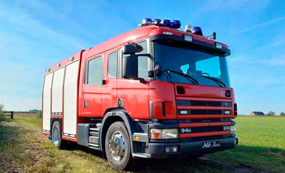 Roberts recibió con emoción dos nuevos móviles de los Bomberos Voluntarios
