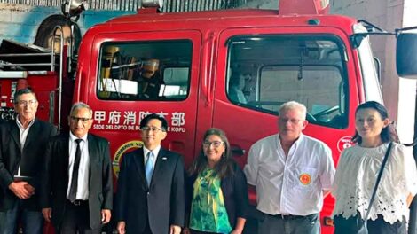 Bomberos de Loreto recibieron autobomba donada por Japón