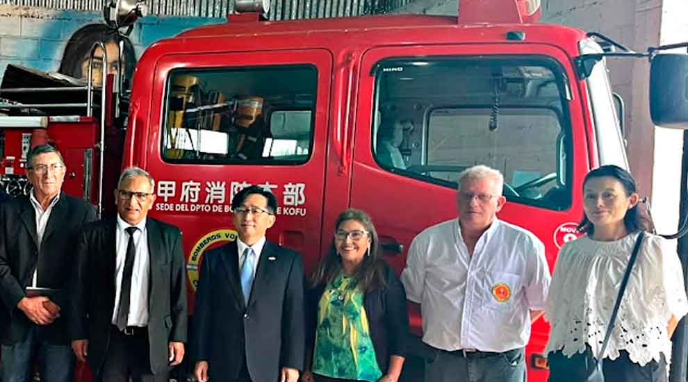 Bomberos de Loreto recibieron autobomba donada por Japón