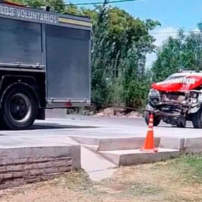 Móvil de Bomberos Voluntarios de Albardón chocó contra un árbol