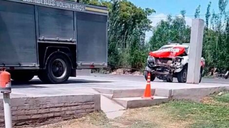 Móvil de Bomberos Voluntarios de Albardón chocó contra un árbol
