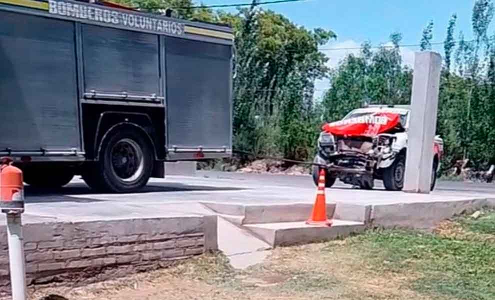Móvil de Bomberos Voluntarios de Albardón chocó contra un árbol