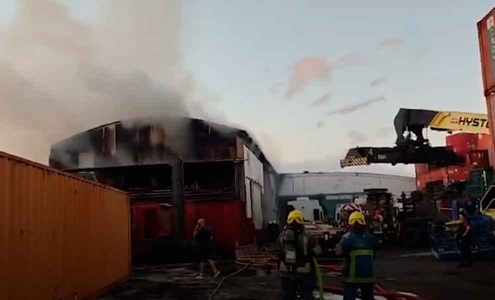 Se prendió fuego un galpón de mercadería en La Boca