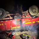 Carro de bomberos vuelca tras combatir incendios en Biobío