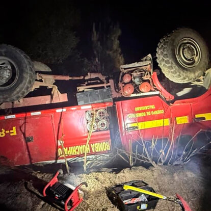 Carro de bomberos vuelca tras combatir incendios en Biobío