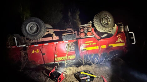 Carro de bomberos vuelca tras combatir incendios en Biobío