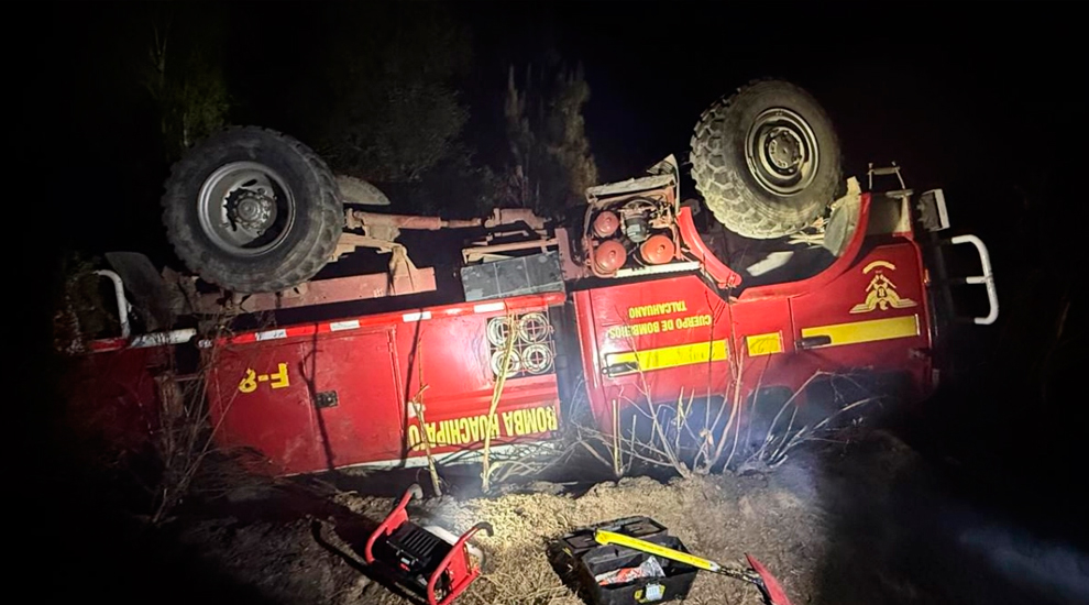 Carro de bomberos vuelca tras combatir incendios en Biobío