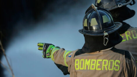 Atacan a disparos a bomberos que combatían incendio en Concepción