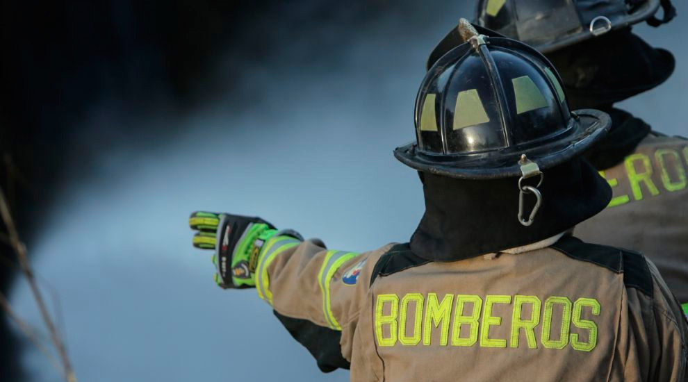 Atacan a disparos a bomberos que combatían incendio en Concepción