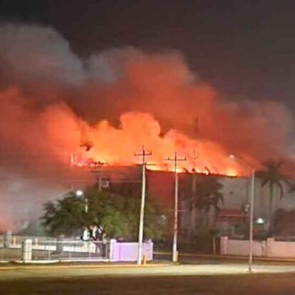 Mueren tres bomberos combatiendo incendio en maquiladora en Matamoros