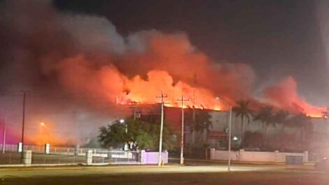 Mueren tres bomberos combatiendo incendio en maquiladora en Matamoros