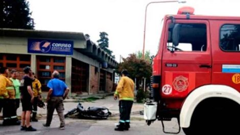 Un motociclista fue hospitalizado tras chocar con una autobomba de Bomberos