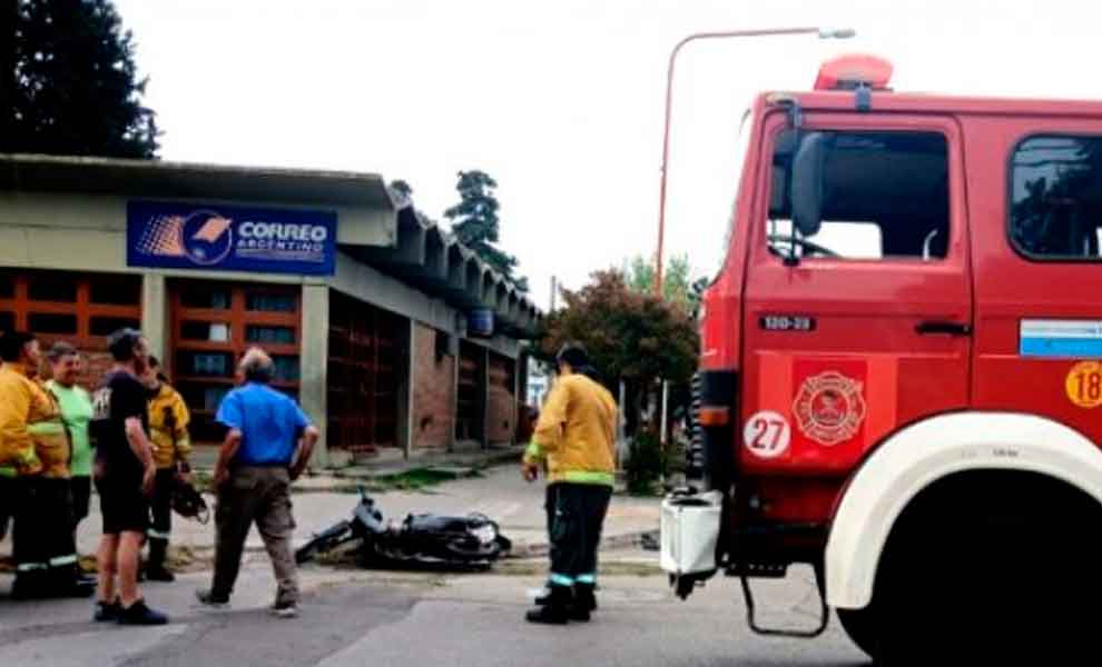 Un motociclista fue hospitalizado tras chocar con una autobomba de Bomberos