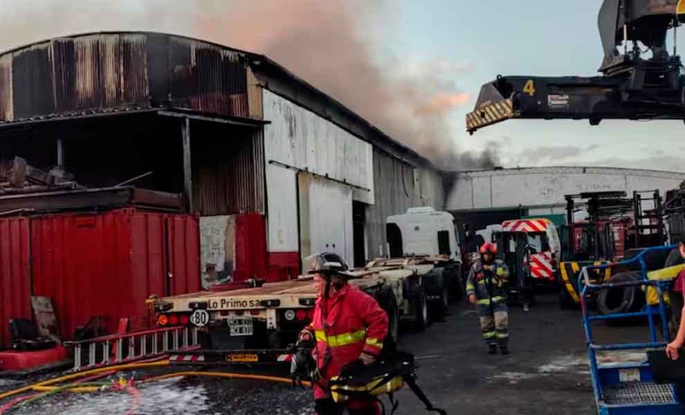 Se prendió fuego un galpón de mercadería en La Boca