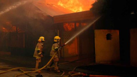 Bomberos son atacados mientras combatían incendios en Angol