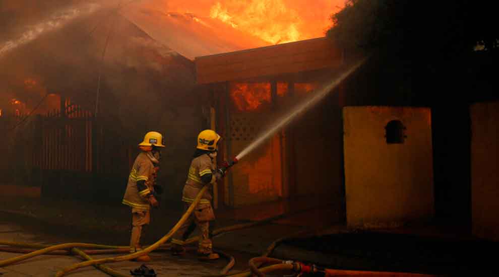 Bomberos son atacados mientras combatían incendios en Angol