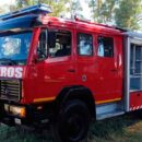 La ciudad de General Pinto vivió una jornada trascendental para la protección civil tras la incorporación oficial de una nueva unidad al parque automotor de los Bomberos Voluntarios. Este avance fue presentado como un paso estratégico para fortalecer la capacidad operativa de la institución y agilizar la respuesta ante siniestros, tanto en la zona urbana como en el resto de la región. La llegada del vehículo fue el resultado de un esfuerzo articulado que involucró la gestión de fondos propios del cuerpo activo, el apoyo del gobierno local y gestiones legislativas. Un esfuerzo conjunto de gestión y financiamiento La adquisición se concretó gracias a la combinación de tres pilares fundamentales: Recursos propios: Fruto del trabajo y sacrificio permanente de los integrantes de la institución. Respaldo Municipal: La gestión del intendente Fernando Rodríguez acompañó el proceso con apoyo financiero e institucional. Apoyo Legislativo: Fue clave la intervención del profesor Alexis Guerrera, vicepresidente de la Cámara de Diputados de la Provincia de Buenos Aires, quien gestionó subsidios destinados a los bomberos de la ciudad cabecera y de las localidades de Germania y Granada. Presentación oficial El acto de recepción contó con la presencia de las máximas autoridades locales, entre ellas el intendente Fernando Rodríguez, el presidente del Concejo Deliberante, Bruno Di Nucci, y el secretario de Coordinación, Emanuel Fidalgo. Durante el encuentro, los funcionarios destacaron que la unidad representa una herramienta vital al servicio de los vecinos. Desde la institución se resaltó que este logro fue una muestra concreta de cómo el trabajo articulado entre el sector público, las instituciones intermedias y la comunidad se traduce en mejoras reales para la seguridad pública de General Pinto.