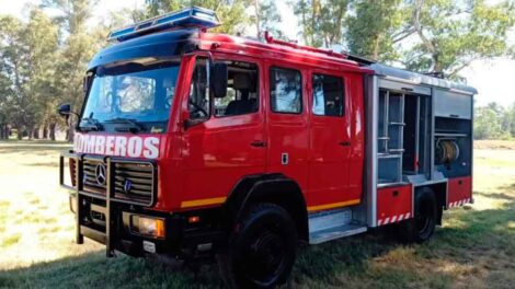 La ciudad de General Pinto vivió una jornada trascendental para la protección civil tras la incorporación oficial de una nueva unidad al parque automotor de los Bomberos Voluntarios. Este avance fue presentado como un paso estratégico para fortalecer la capacidad operativa de la institución y agilizar la respuesta ante siniestros, tanto en la zona urbana como en el resto de la región. La llegada del vehículo fue el resultado de un esfuerzo articulado que involucró la gestión de fondos propios del cuerpo activo, el apoyo del gobierno local y gestiones legislativas. Un esfuerzo conjunto de gestión y financiamiento La adquisición se concretó gracias a la combinación de tres pilares fundamentales: Recursos propios: Fruto del trabajo y sacrificio permanente de los integrantes de la institución. Respaldo Municipal: La gestión del intendente Fernando Rodríguez acompañó el proceso con apoyo financiero e institucional. Apoyo Legislativo: Fue clave la intervención del profesor Alexis Guerrera, vicepresidente de la Cámara de Diputados de la Provincia de Buenos Aires, quien gestionó subsidios destinados a los bomberos de la ciudad cabecera y de las localidades de Germania y Granada. Presentación oficial El acto de recepción contó con la presencia de las máximas autoridades locales, entre ellas el intendente Fernando Rodríguez, el presidente del Concejo Deliberante, Bruno Di Nucci, y el secretario de Coordinación, Emanuel Fidalgo. Durante el encuentro, los funcionarios destacaron que la unidad representa una herramienta vital al servicio de los vecinos. Desde la institución se resaltó que este logro fue una muestra concreta de cómo el trabajo articulado entre el sector público, las instituciones intermedias y la comunidad se traduce en mejoras reales para la seguridad pública de General Pinto.