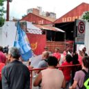 Bomberos realizaron un abrazo solidario en reclamo de mejoras laborales