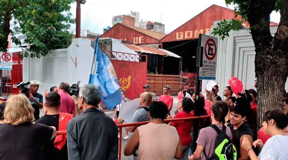 Bomberos realizaron un abrazo solidario en reclamo de mejoras laborales
