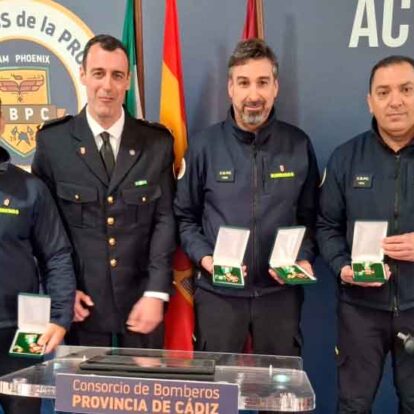 Tres bomberos recibieron medallas al mérito por un rescate en una fosa séptica