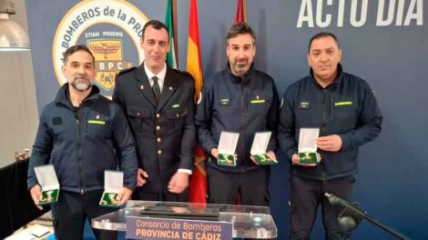Tres bomberos recibieron medallas al mérito por un rescate en una fosa séptica