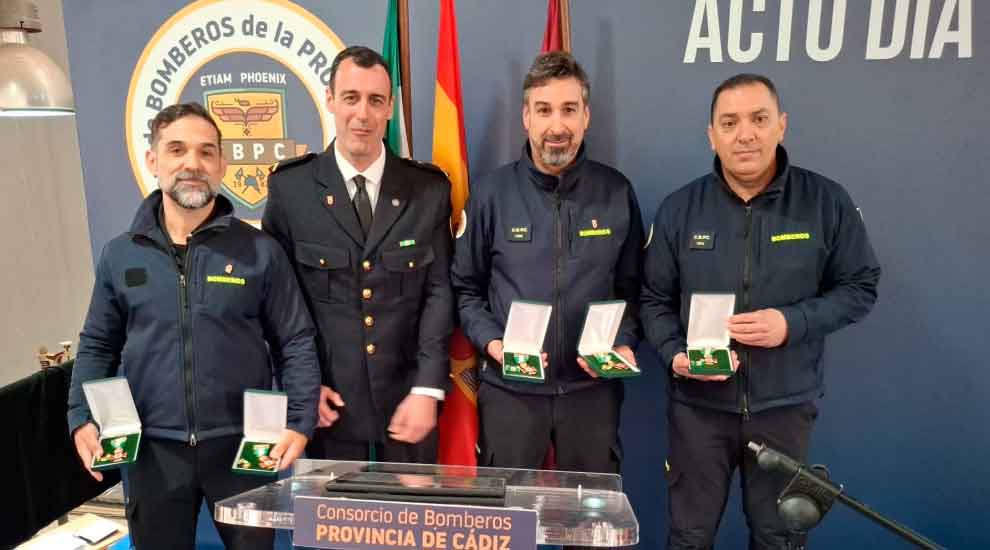 Tres bomberos recibieron medallas al mérito por un rescate en una fosa séptica