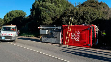 Muere un conductor tras colisionar con un camión de bomberos