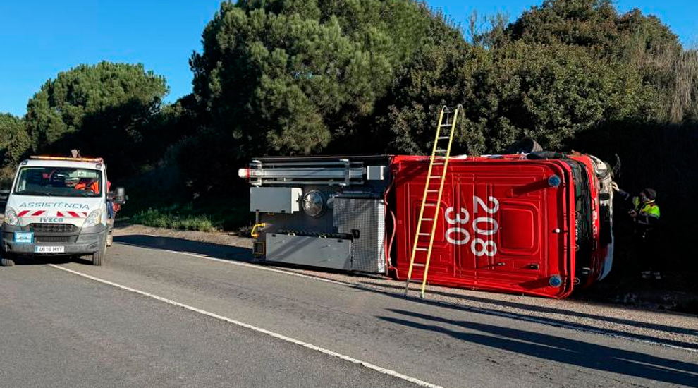 Muere un conductor tras colisionar con un camión de bomberos