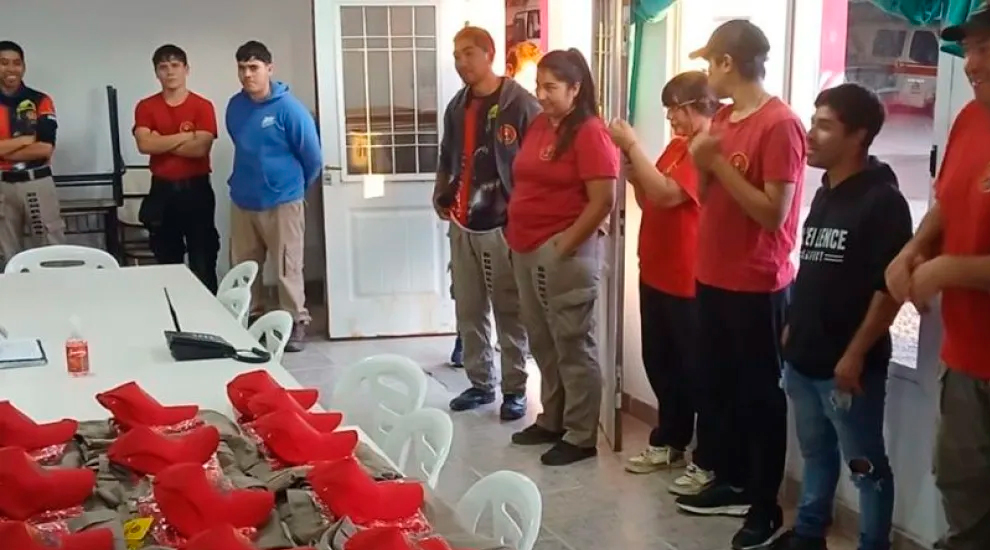 Bomberos de Chichinales fortalecen su identidad institucional con nueva indumentaria