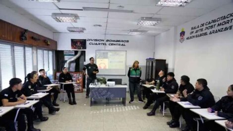 Bomberos de Neuquén se capacitan en primeros auxilios emocionales