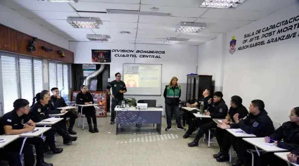 Bomberos de Neuquén se capacitan en primeros auxilios emocionales