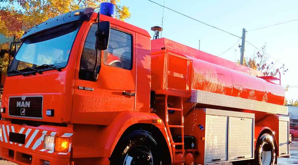 Bomberos de Fernández Oro presentan su nuevo camión cisterna