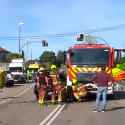 Camión de bomberos colisiona contra dos vehículos cuando se dirigía a una emergencia