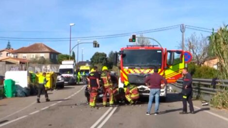 Camión de bomberos colisiona contra dos vehículos cuando se dirigía a una emergencia