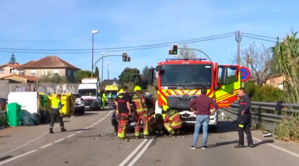 Camión de bomberos colisiona contra dos vehículos cuando se dirigía a una emergencia