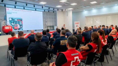 Bomberos se capacitaron en la intervención segura de vehículos eléctricos