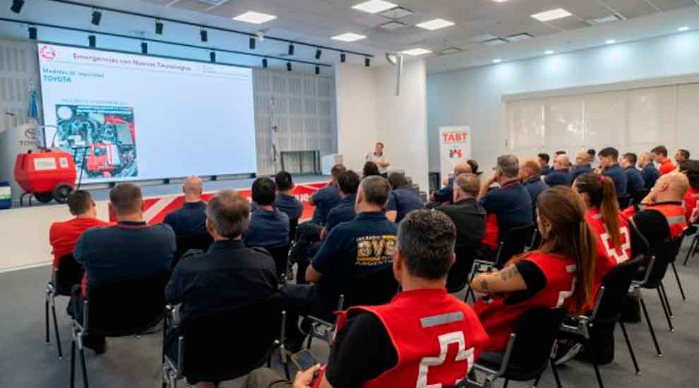Bomberos se capacitaron en la intervención segura de vehículos eléctricos