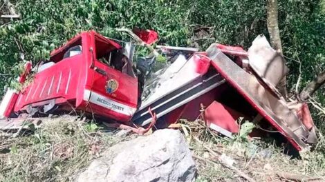 Tragedia en el inicio del operativo de Semana Santa: Un muerto y seis bomberos heridos