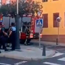 Dos bomberos heridos durante la extinción de un incendio en un local