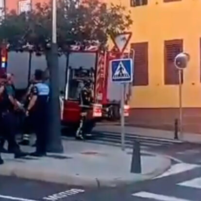 Dos bomberos heridos durante la extinción de un incendio en un local