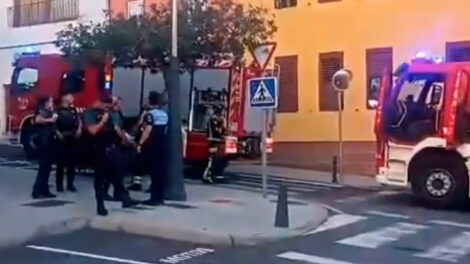 Dos bomberos heridos durante la extinción de un incendio en un local