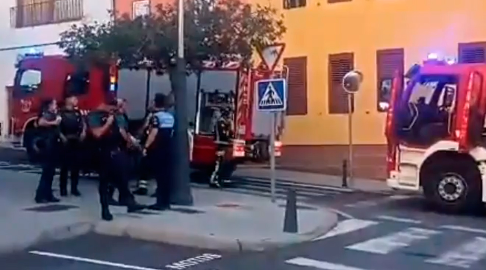 Dos bomberos heridos durante la extinción de un incendio en un local